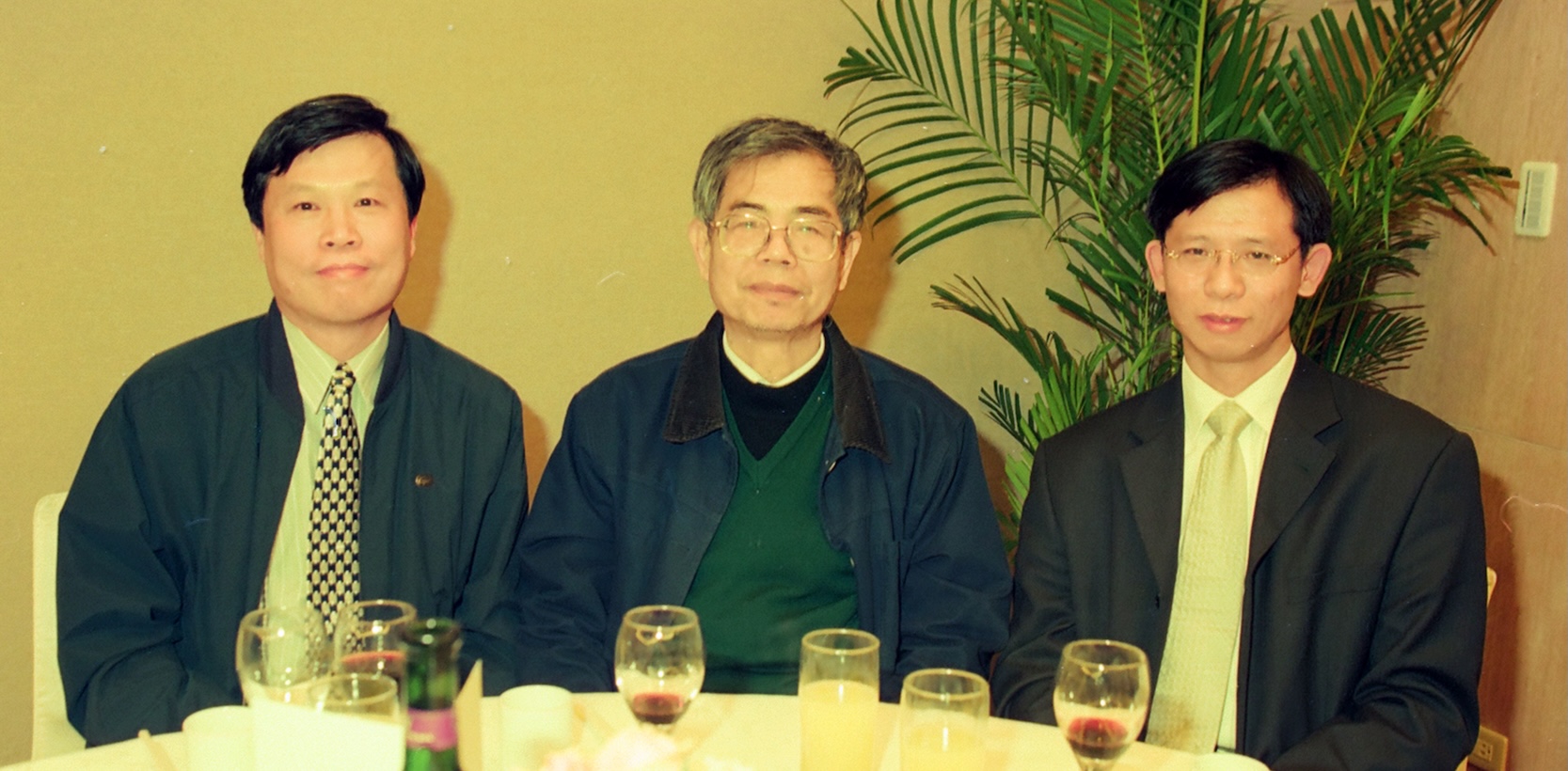 攝於89年期末聚餐，左起黃錦堂老師、莊錦農老師、陳世民老師